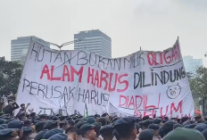 Massa Aksi Bentangkan Spanduk Segede Gaban, Tegaskan Hutan Bukan Milik Oligarki