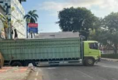 Truk Fuso Pengangkut Material Terperosok di Jalan Raden Intan, Lalu Lintas Bandar Lampung Macet