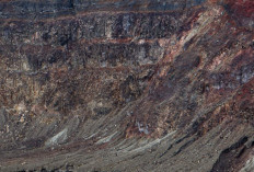 Badan Geologi Temukan Retakan 100 Meter di Kawah Gunung Kelimutu Usai Gempa M 7 NTT