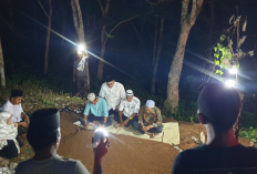 Dimakamkan Malam Hari, Jenazah Siswa Latsarmil Kopdes Merah Putih Novia Diantar dengan Penerangan Seadanya