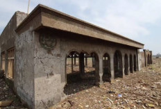 Masjid Lama Muncul Kembali di Tengah Surutnya Air Waduk Jatigede