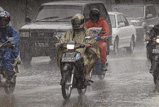 Hujan Datang Tanpa Aba-aba, Pengendara di Bandar Lampung Diminta Selalu Sedia Jas Hujan