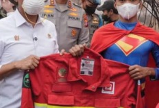 Berkostum Superman, Pemuda Ikut Padamkan Karhutla di Palangka Raya