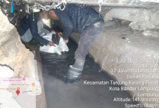 Tim Dinas PU Kota Gerak Cepat Atasi Drainase Mampet Jalan P Emir M Noer