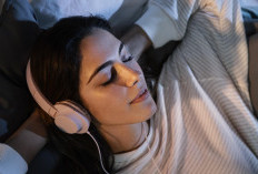 Bisikan yang Bikin Ngantuk, Benarkah ASMR Bisa Membantu Tidur Lebih Nyenyak?
