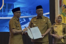 I Komang Koheri Terima SK Plt Bupati Lampung Tengah dari Gubernur Lampung