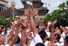 Mesuryak, Tradisi Unik di Bali untuk Mengantar Leluhur dengan Taburan Uang