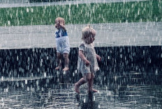 Efek Mandi Air Hujan, Apakah Benar Bisa Menyebabkan Sakit?