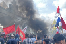 Mahasiswa Lampung Gelar Aksi Tarik Mandat di DPRD, Polisi Buka Blokade Kawat Berduri