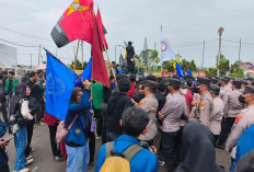 Unjuk Rasa Aliansi Lampung Melawan Tembus Barikade Kawat Berduri