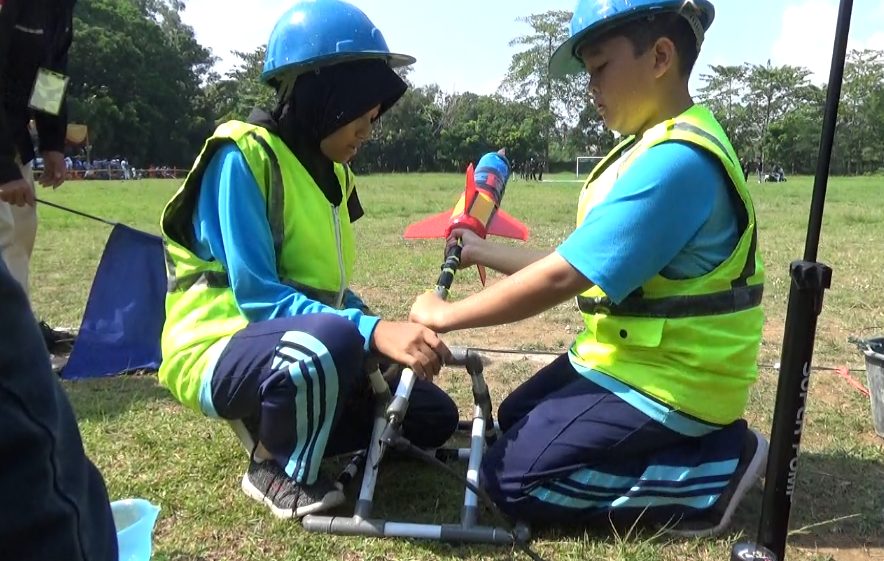 Siswa Biling Berkompetisi Roket Air Internasional