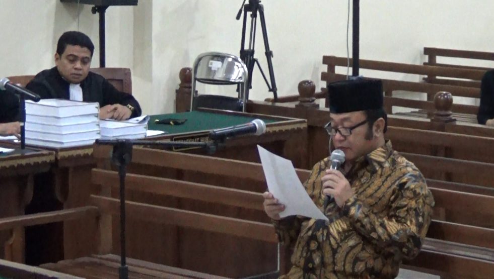 Pledoi, Zainudin Menangis Lagi