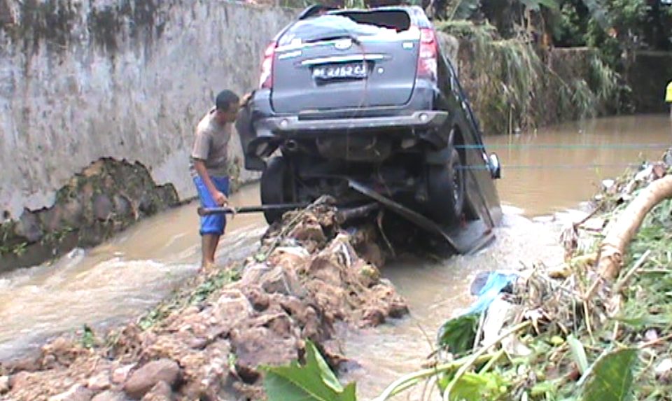 Banjir Seret Mobil dan Terjang Tembok Sekolah