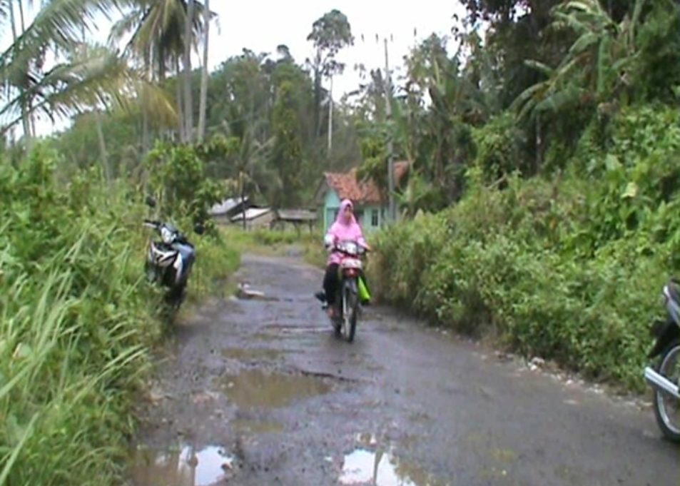 Jalan Penghubung Rusak, Warga Mengeluh