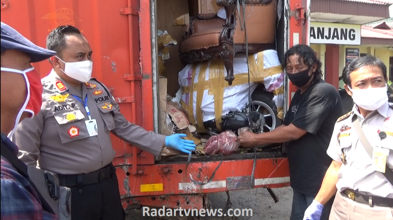 Tabrak Rumah, Truk PT POS Angkut 950 Kilogram Daging Celeng