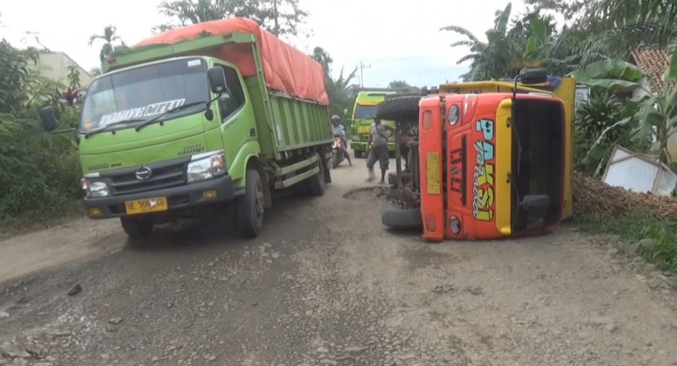 Truk Singkong Terguling Dijalan Berlubang