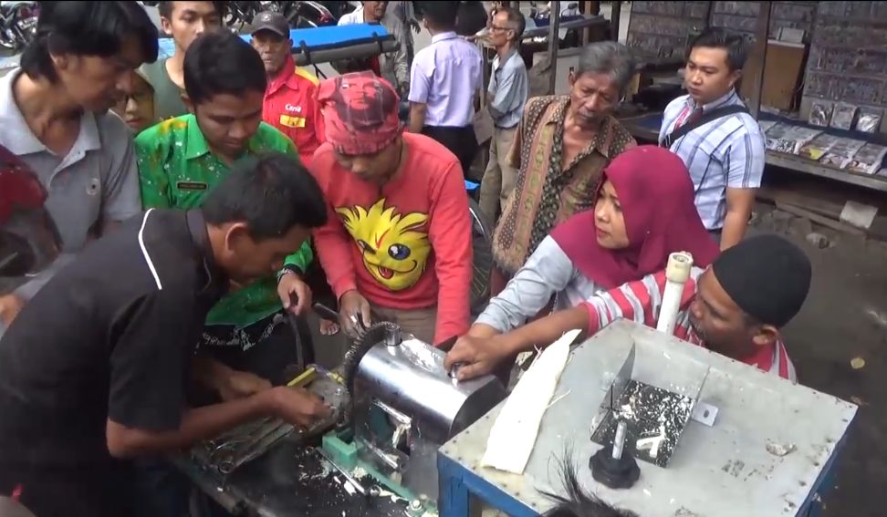 Tangan Pedagang Masuk Gilingan Tebu