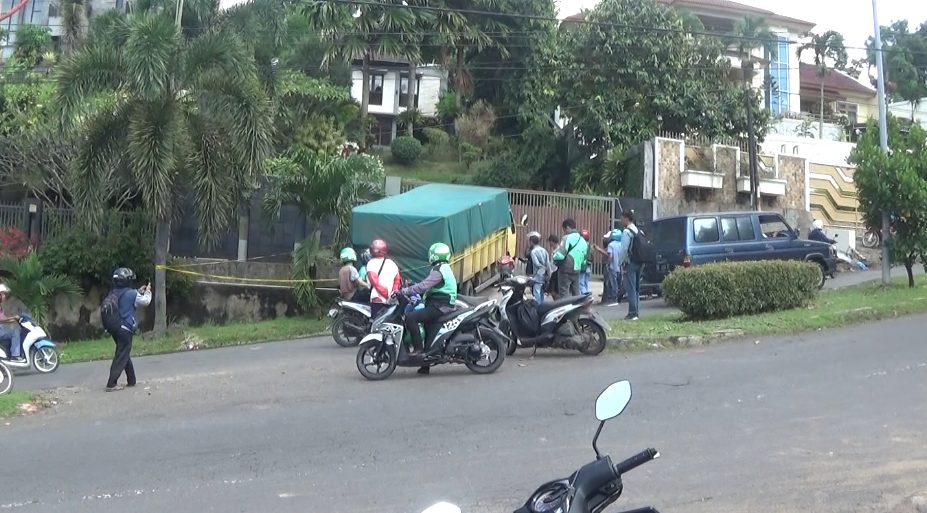 Truk Garam Seret Motor, Satu Meninggal 