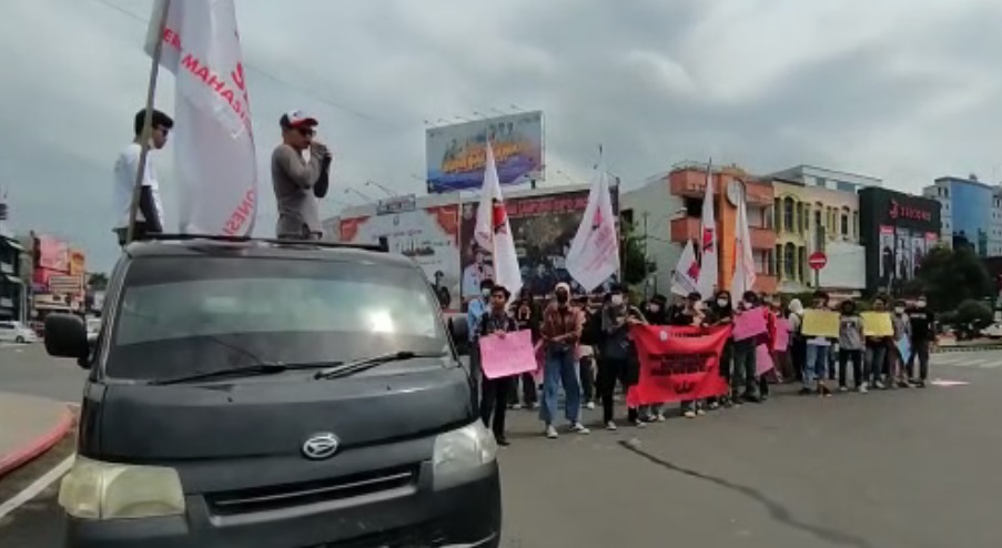 Tolak RKUHP, Mahasiswa Demo di Adipura