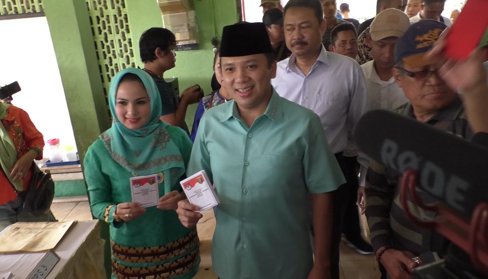 Ridho Selfie Bareng Warga Sebelum Nyoblos