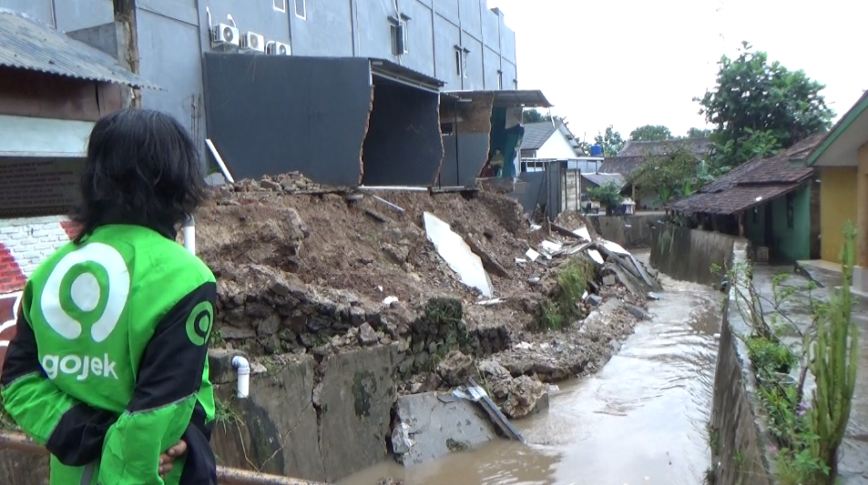 Talud Jebol, Material Tutup Aliran Sungai