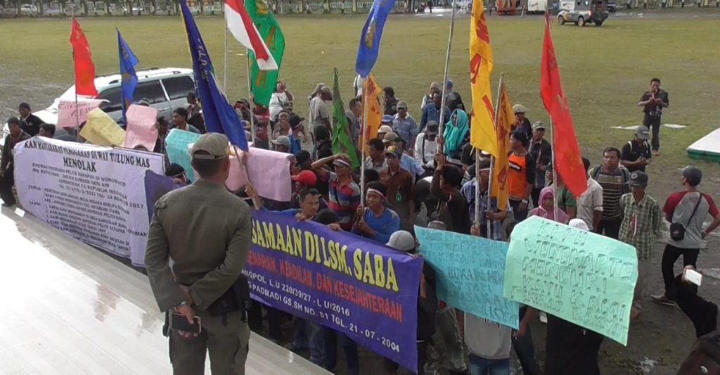 Koperasi Bak Preman, Petani Protes