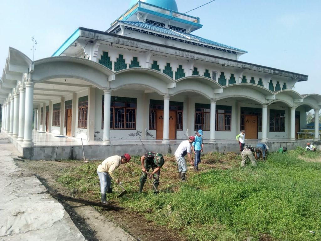 Manfaatkan Waktu Luang  Satgas TMMD ke-106 Kodim 0314/Inhil Bersihkan Sarana Rumah Ibadah