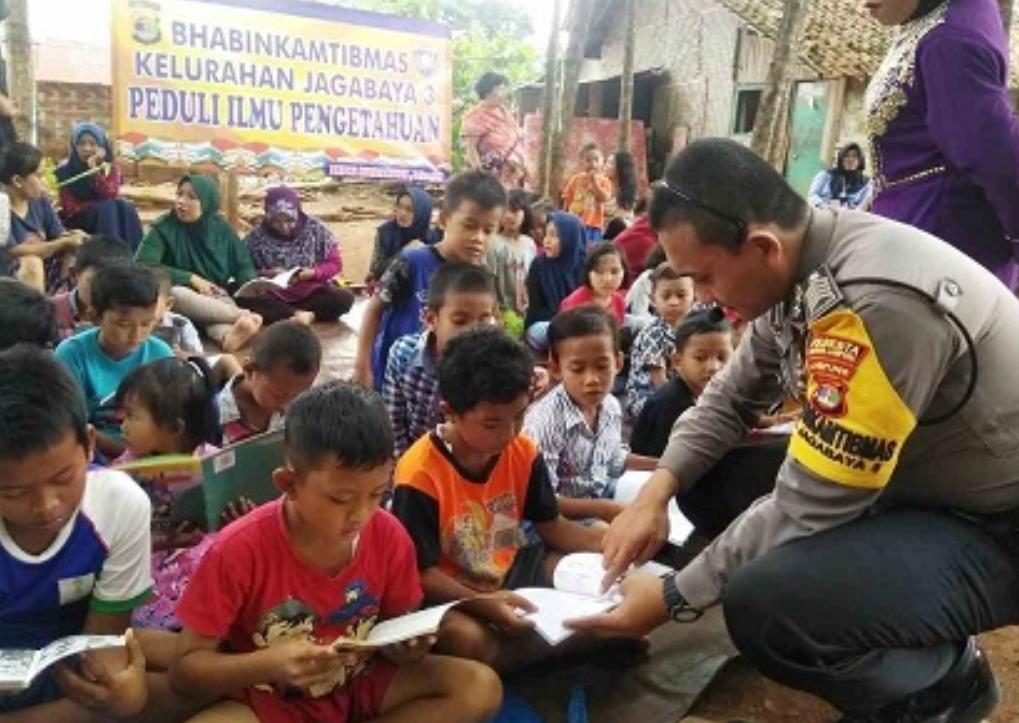 Peduli Minat Baca, Bhabinkamtibmas Dapat Penghargaan Polisi Teladan