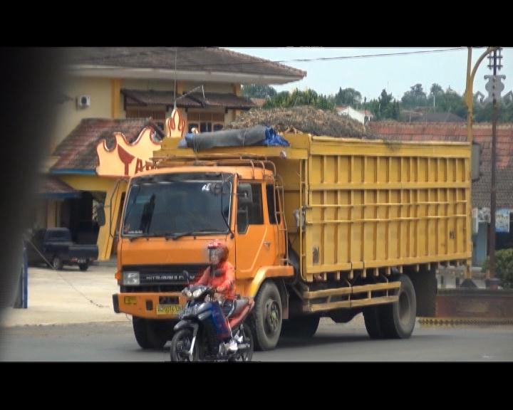 Kendaraan Pengangkut Singkong Sebabkan Kerusakan Jalan