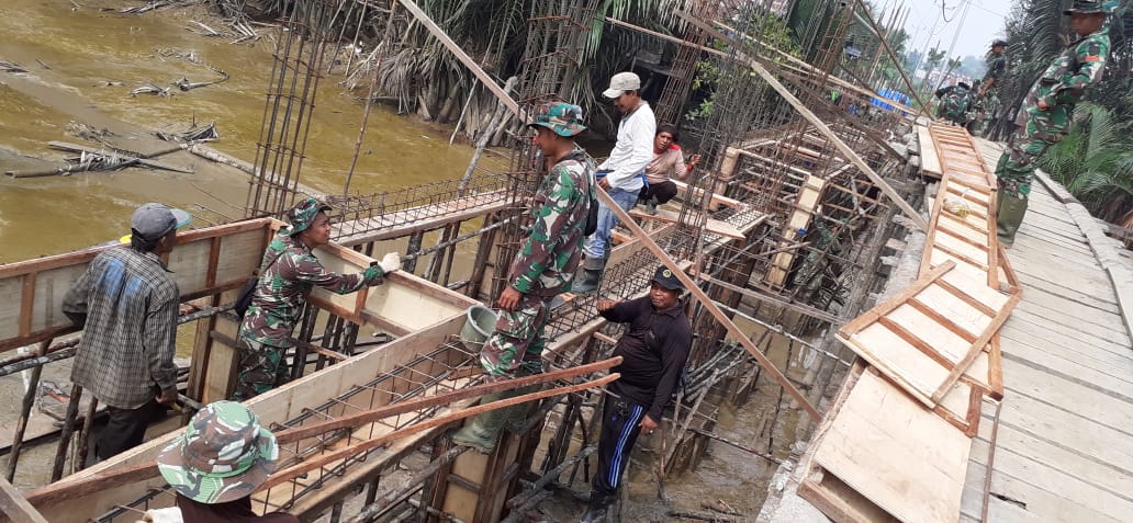 Pasang Surutnya Air Sungai Batang Gangsal Tak Jadi Halangan Satgas TMMD ke-106 Kodim 0314/Inhil