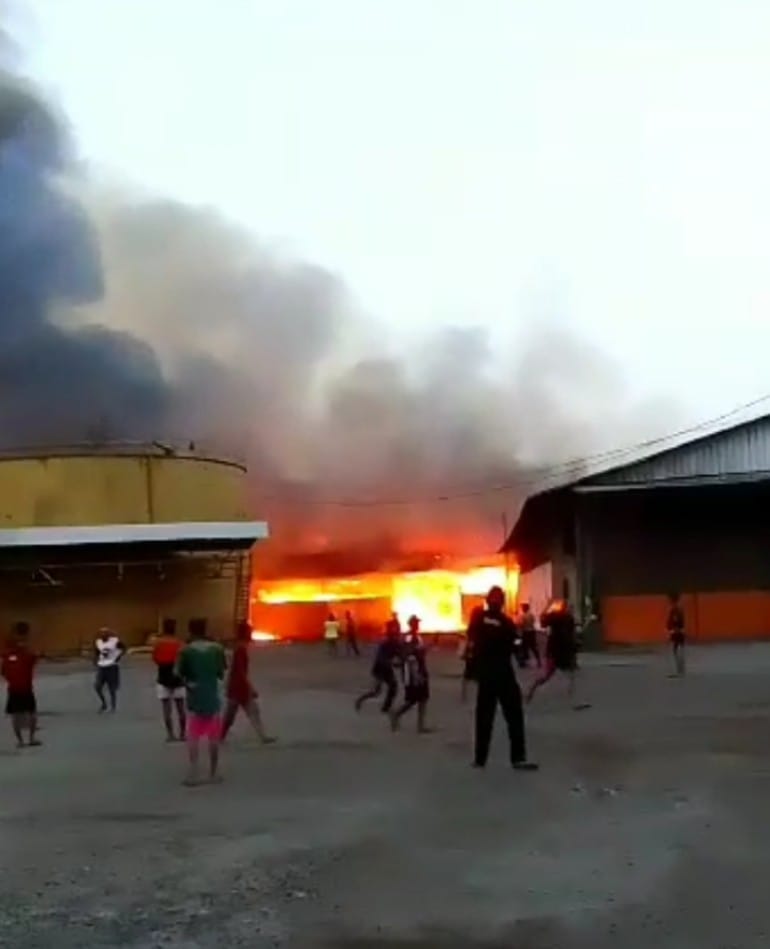 BREAKINGNEWS : Pabrik Pengolahan Minyak Sawit Tomo Metro Terbakar Hebat
