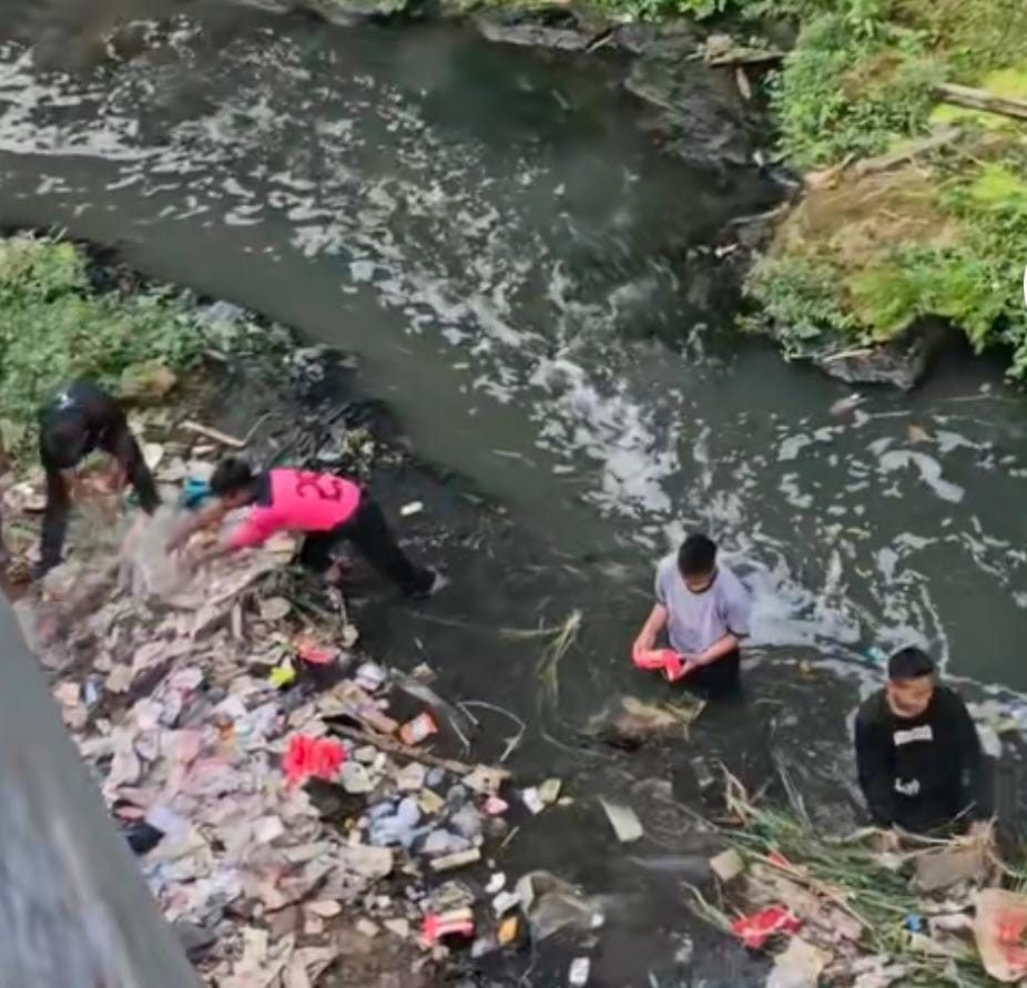 Aksi Terpuji Santri Ponpes Riyadhus Sholihin, Bersihkan aliran Way Awi Dari Tumpukan Sampah