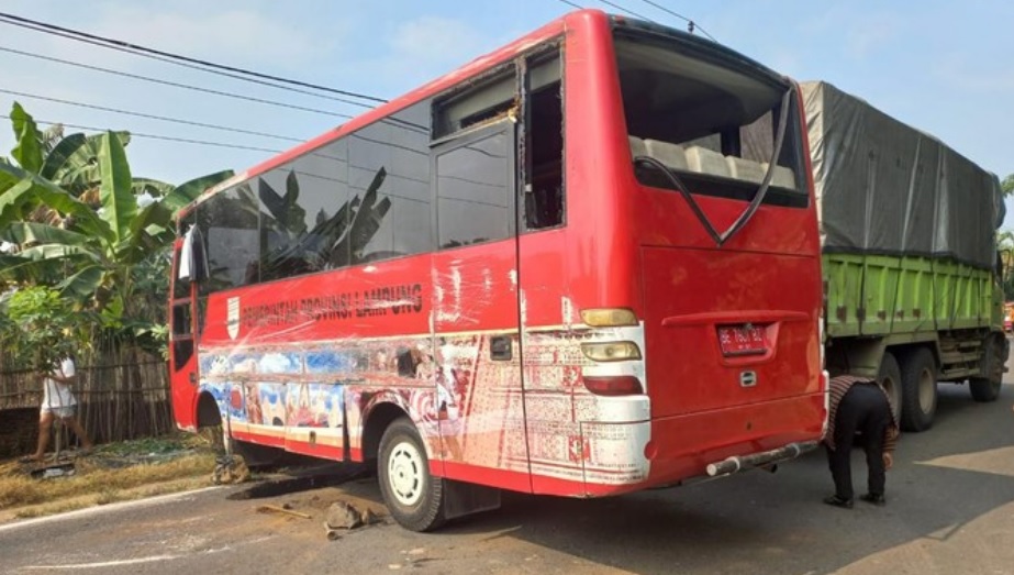 Ugal- Ugalan, Bus Pemprov Lampung Terguling, 1 Penumpang Tewas                           