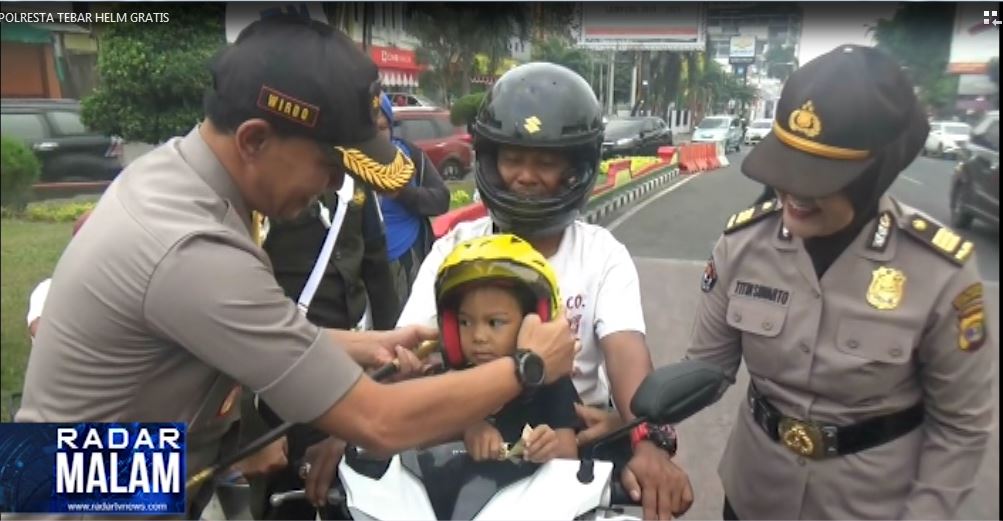 Tertib Lalu Lintas Sat Lantas Polresta Bandar Lampung Bagikan Helm