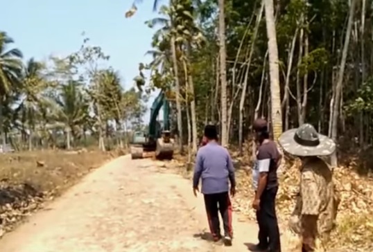 Punya Dana Desa Miliaran Rupiah, Warga Sidomulyo Swadaya Buka Akes Jalan Baru