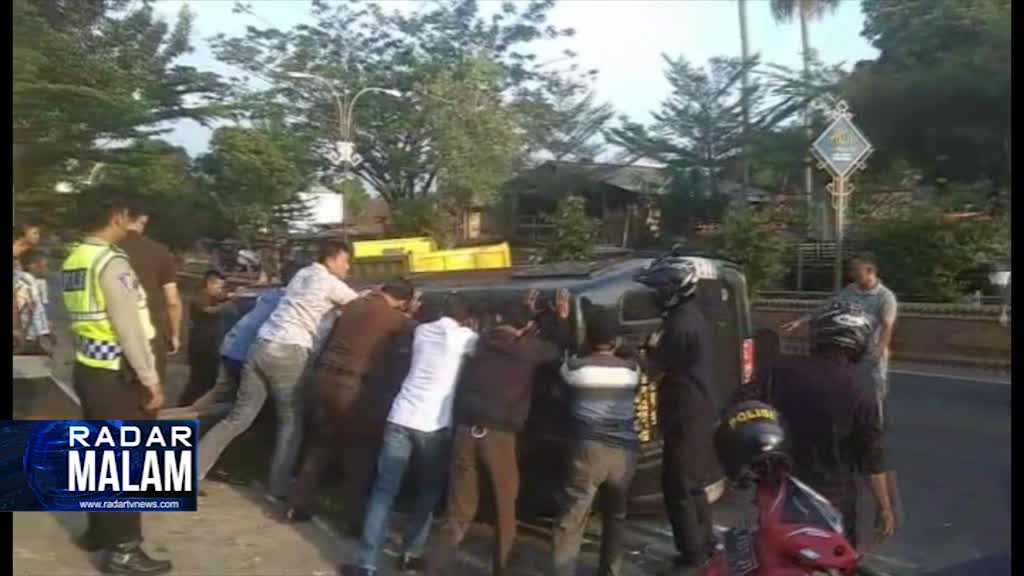 Mobil Pengangkut Tahanan Kejaksaan Terguling