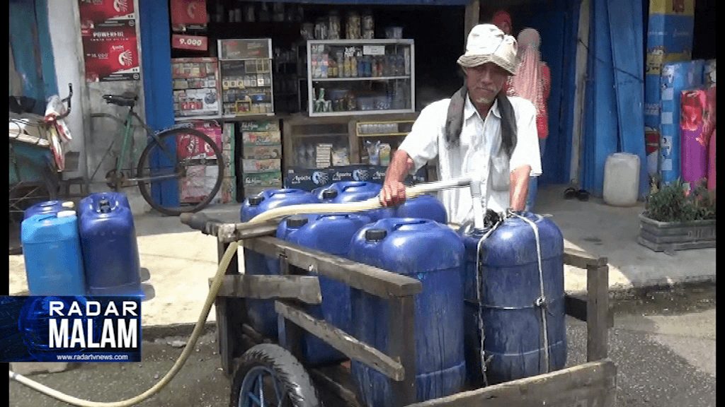 Kemarau, Berkah Penjual Air Keliling